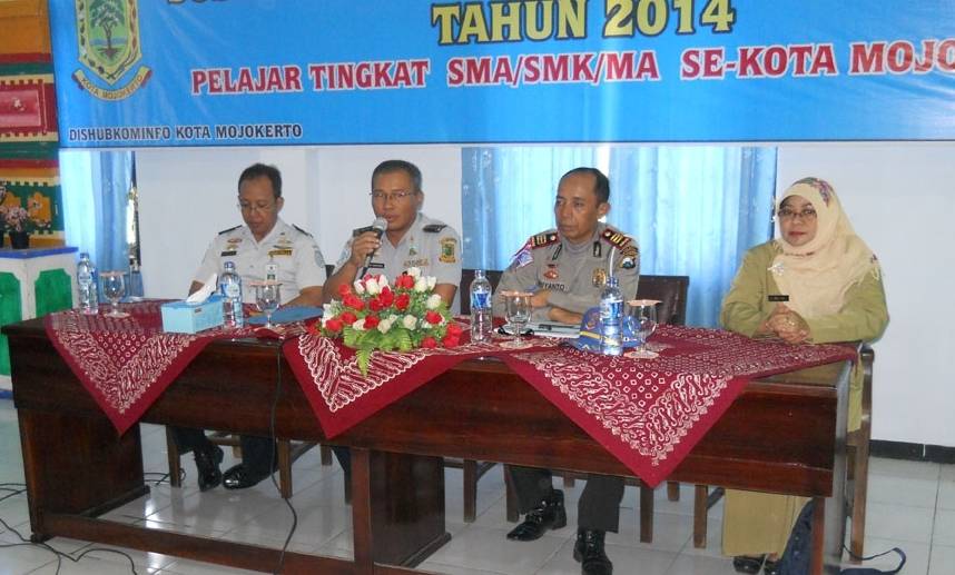 TEKAN LAKA DAN NARKOBA– Kepala Dishub Kominfo Ruby Hartoyo membuka sosialisasi didampingi para narasumber, diantaranya Kasat Lantas Polres Mojokerto Kota AKP Triyanto, Senin (10/3/2014). foto : yudi eko purnomo/BANGSAONLINE