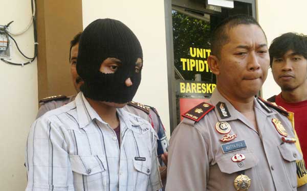 TERTANGKAP. Tersangka Indra didampingi Wakapolres Sidoarjo Kompol Aditya dalam publik ekspos di Mapolres Sidoarjo. foto: satria muhlis/BANGSAONLINE