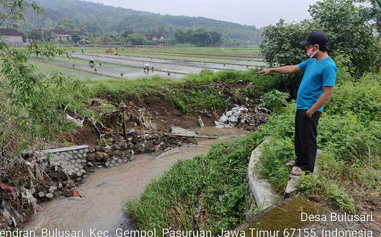 Plengsengan irigiasi pertanian di Desa Bulusari yang jebol usai diterjang banjir.