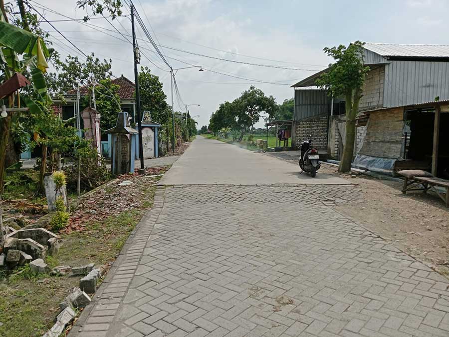 Jalan poros Desa Banjaragung dengan konstruksi beton. foto: ist.