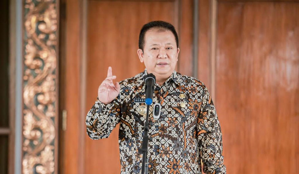 Bupati Jember, Hendy Siswanto, saat melepas atlet sepakbola Persid Jember untuk berlaga di Liga 3 Zona Jawa Timur.