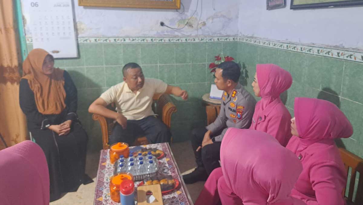 Kapolres Pasuruan, AKBP Harto Agung Cahyono, didampingi para anggota Bhayangkari ketika berkunjung ke salah satu personel yang sakit.