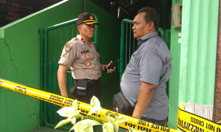 Petugas sudah memasang police line di rumah korban.