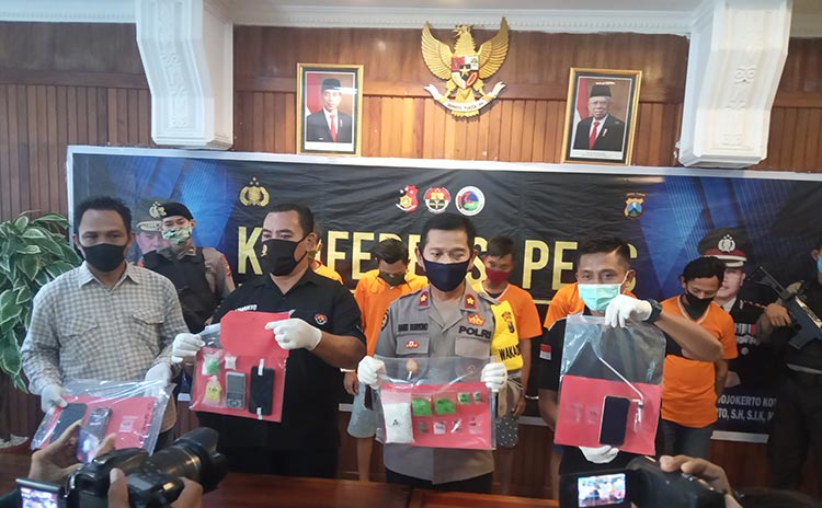 Saat rilis kasus penyalahgunaan narkotika dan obat-obatan terlarang daftar G di Polres Mojokerto Kota.
