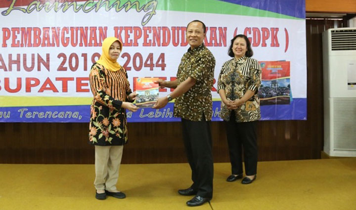 Bupati Kediri dr. Hj. Haryanti Sutrisno saat melaunching Grand Design Pembangunan Kependudukan (GDPK). (foto: kominfo)