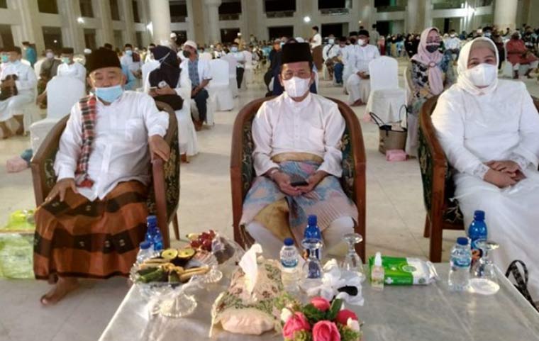 Prof. Dr. KH. Asep Saifuddin Chaliim, M.A. (kiri), Wali Kota Batam Muhammad Rudi (tengah), dan Wakil Gubernur Kepulauan Riau (Kepri) Hj. Marlin Agustina, dalam Peringatan Nuzul Quran Tingkat Pemerintah Kota Batam yang digelar di pelataran Masjid Sultan Mahmud Riayat Syah Batam, Rabu (28/4/2021) malam. foto: MMA/ BANGSAONLINE.com