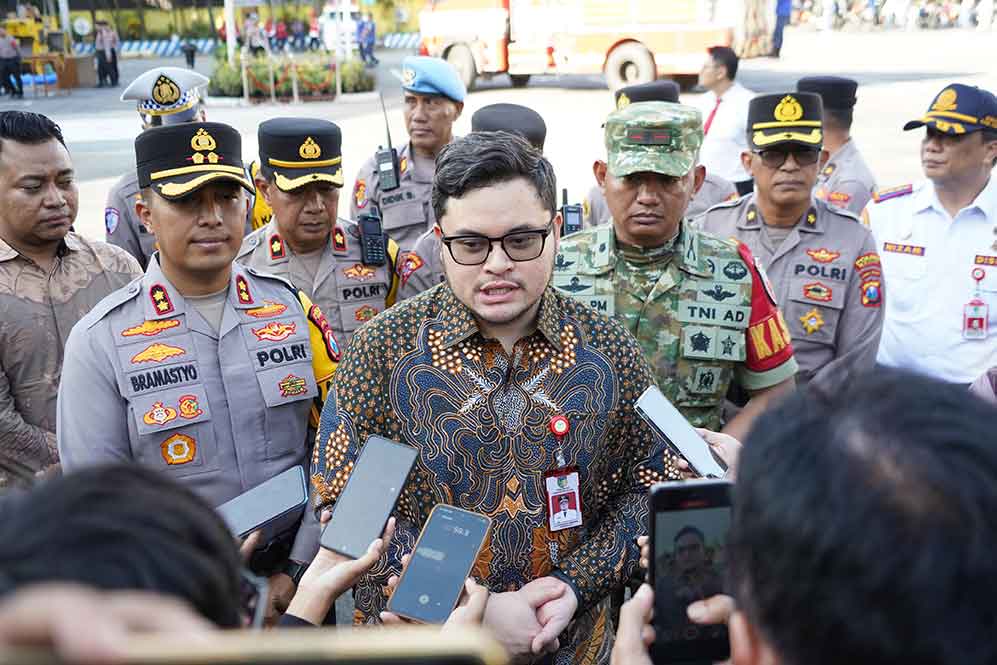 Bupati Kediri Hanindhito Himawan Pramana saat memberi keterangan kepada wartawan. (Ist)