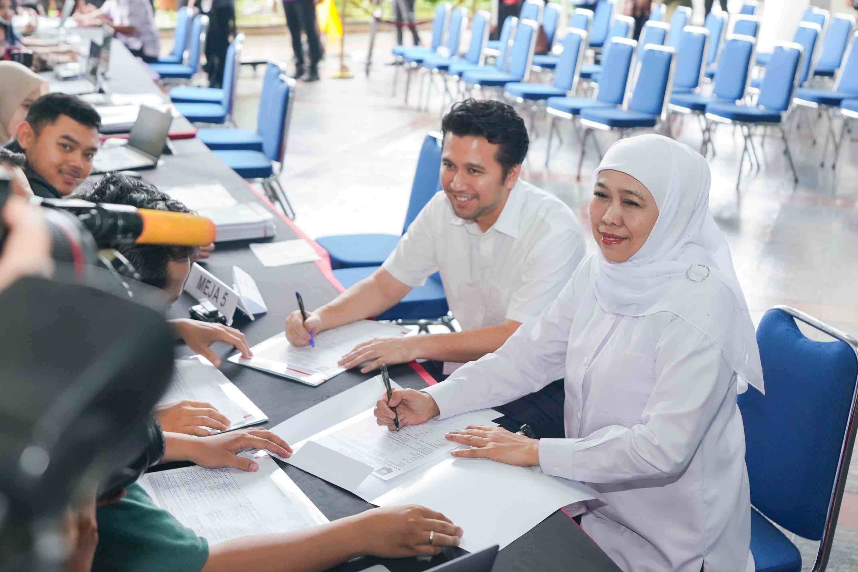 Khofifah Indar Parawansa dan Emil Elestianto Dardak saat proses tes kesehatan di Gedung Kementerian Dalam Negeri (Kemendagri), Jakarta, Ahad (16/2/2025). Foto: istimewa