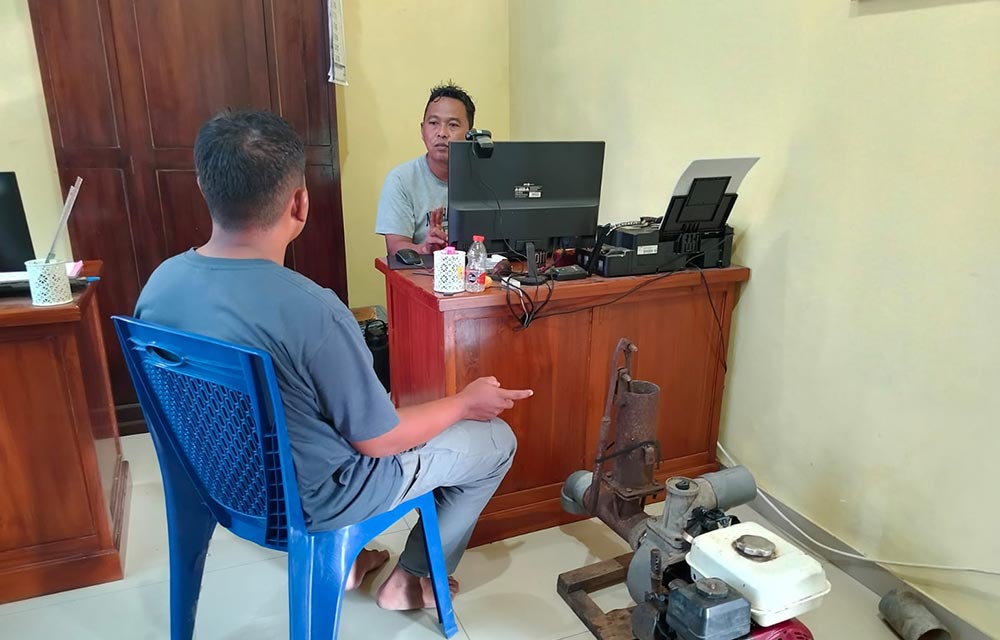 Petugas Polsek Kartoharjo Magetan saat meminta keterangan pelaku.
