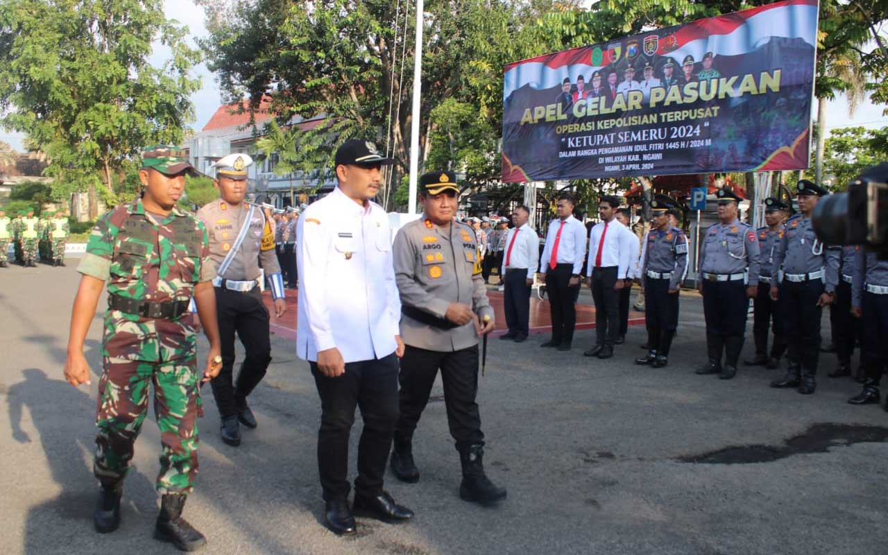 Bupati Ngawi, Ony Anwar Harsono bersama Kapolres Ngawi AKBP Argowiyono dan Dandim 0805 Ngawi, Letkol Arm Didik Kurniawan saat Apel Operasi Ketupat Semeru 2024 di halaman pendopo Wedya Graha Ngawi, Rabu (3/4/2024).