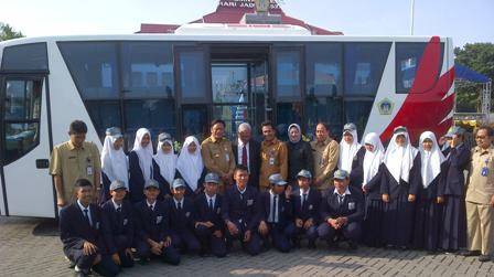 ANTARJEMPUT. Bus antarjemput sekolah ketika diluncurkan. foto : syuhud/bangsaonline