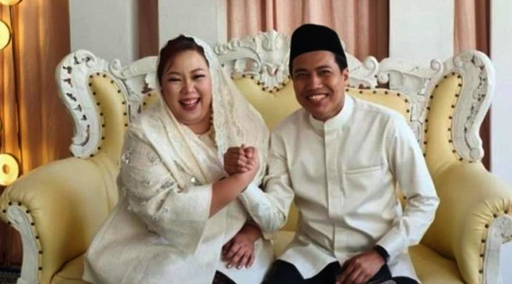 Ning Inayah Wulandari Wahid dan KH Muhammad Shalahuddin A. Warits alias Lora Mamak di kursi pengantin. Foto: istimewa