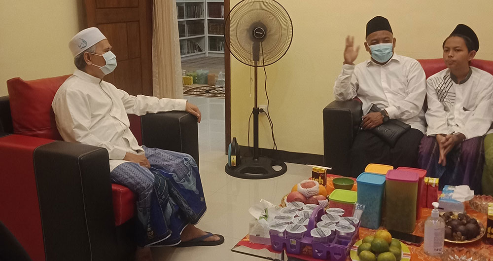 Kiai Afif saat berbincang dengan Gus Fahmi di kediamanya.