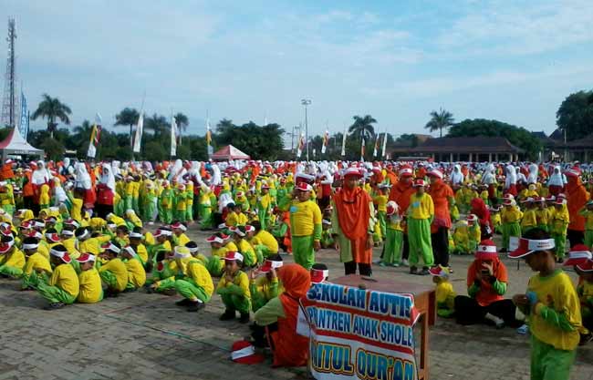 Peserta senam massal memenuhi Alun-alun Ponorogo. foto: BANGSAONLINE
