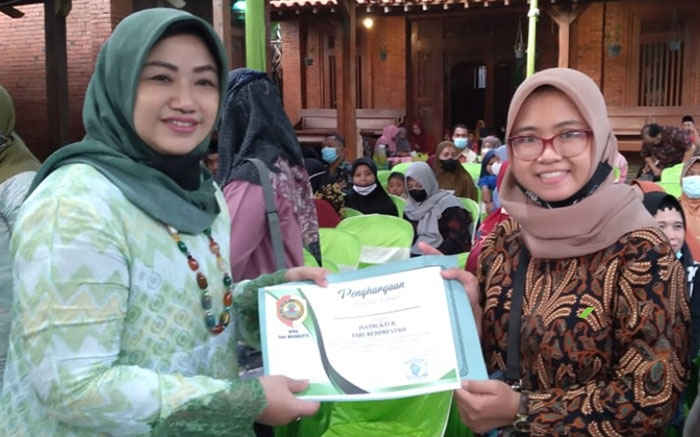 Ketua DPRD Kabupaten Mojokerto, Ayni Zuroh, saat memberi penghargaan kepada salah satu guru tari.