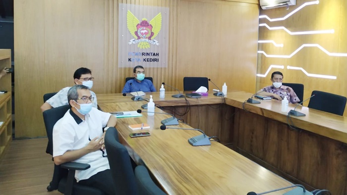 Sekretaris Daerah Kota Kediri, Bagus Alit (tengah) dan beberapa pejabat Pemkot Kediri saat mengikuti diskusi nasional yang digelar APEKSI secara virtual. foto: ist.