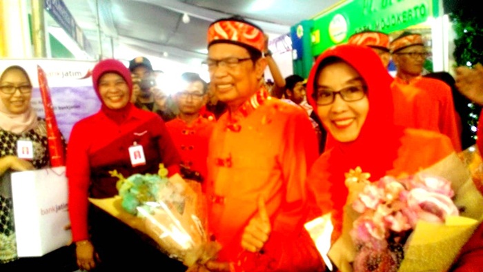 Walikota bersama ibu saat melihat stan pameran. Foto: SOFFAN/BANGSAONLINE