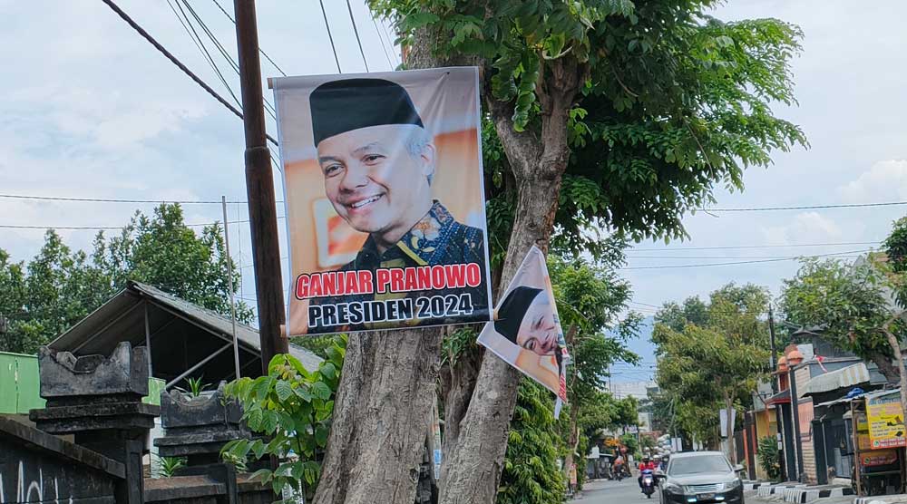 Baliho bergambar Ganjar Pranowo Presiden 2024 di sepanjang Jalan Sultan Agung, Kelurahan Setono Pande, Kota Kediri. Foto: MUJI HARJITA/ BANGSAONLINE.com