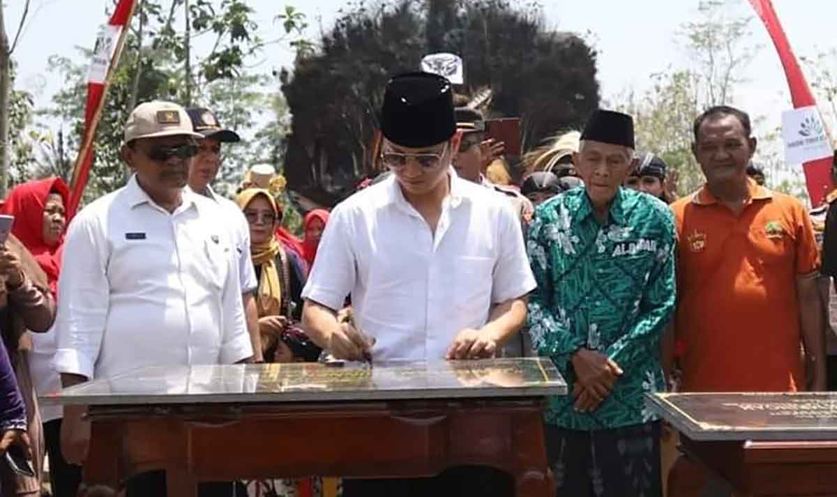Bupati Trenggalek, Moch. Nur Arifin, saat meresmikan Jembatan Bhinneka Tunggal Ika.