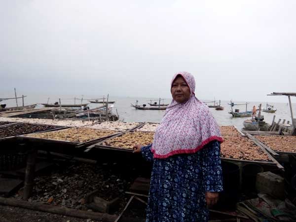 Sateni dengan penjemuran kerupuk terung. foto: dhian bintariana 