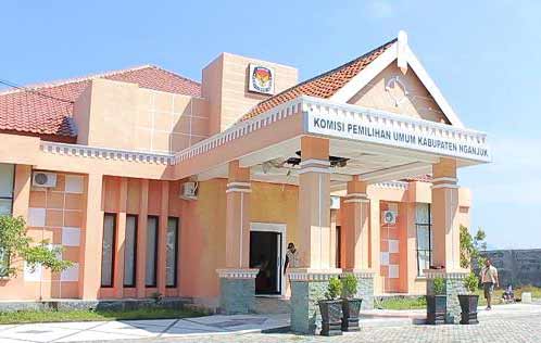 Gedung KPUD Nganjuk yang dikosongkan, karena dikhawatirkan membahayakan penghuni. Foto: soewandito/BANGSAONLINE