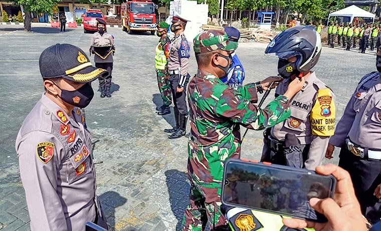 Kapolres Pasurun AKBP Rofiq Ripto Himawan bersama Dandim 0819 Letkol Arh. Burhan Fajari Arfian, saat menyematkan pita tanda dimulainya Ops Lilin Semeru 2020 saat apel gelar pasukan di halaman Mapolres Pasuruan.