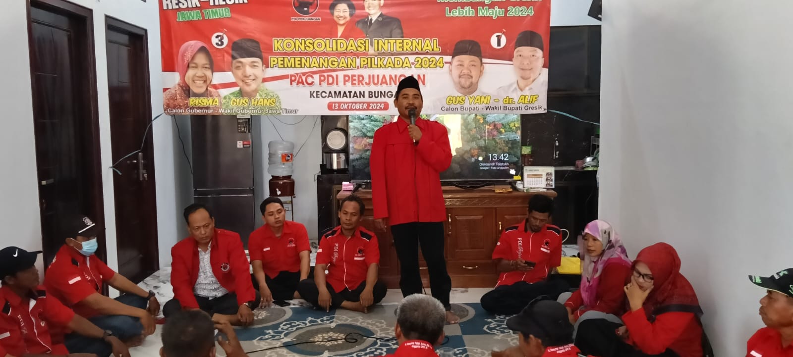 Sekretaris DPC PDIP Gresik, Noto Utomo (berdiri) saat konsolidasi pemenangan pasangan Yani-Alif. Foto: Ist.
