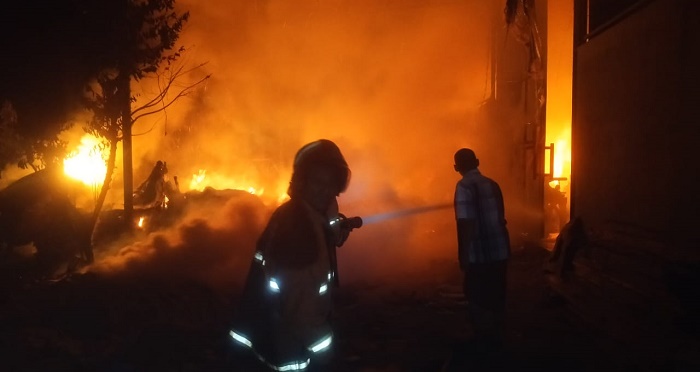 Petugas Damkar Pemkab Gresik saat memadamkan kobaran api. Foto: Ist.