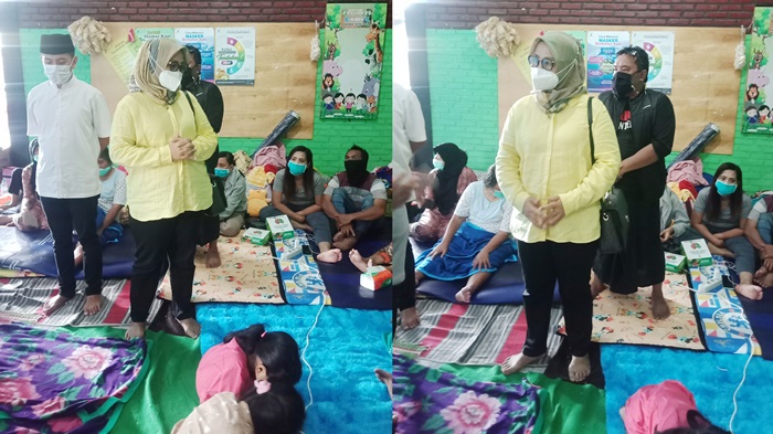 Ketua DPD Golkar Kabupaten Pasuruan Rias Yudikari Drastika (berbaju kuning) didampingi Mahdi Haris (berbaju putih) saat menyapa korban di posko pengungsian.