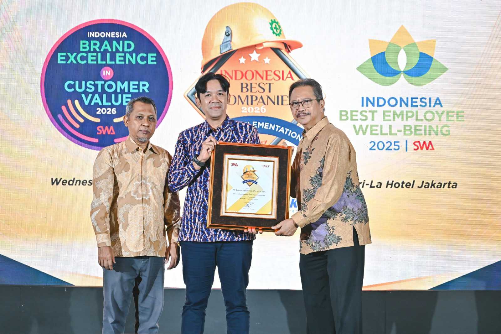 GM  of SHE SIG, Harry Ghautama (tengah) menerima piagam penghargaan predikat Excellent untuk kategori Perusahaan Manufaktur dari Managing Director SPOT Corporate Communication (SWA Media Group), Teguh Poeradisastra pada ajang Indonesia Best Companies In HSE Implementation 2026.
