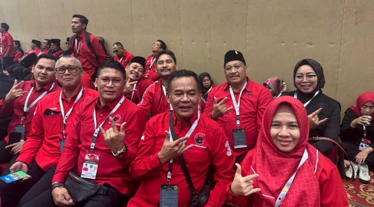 Ketua Fraksi PDIP DPRD Gresik, Noto Utomo, bersama anggota saat ikuti Bimtek DPP di Jakarta. Foto: Ist