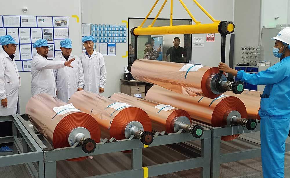 Bupati Gresik Fandi Akhmad Yani (dua dari kiri) melihat hasil produksi copper foil PT Hailiang Nova Material Indonesia. Foto: SYUHUD/BO