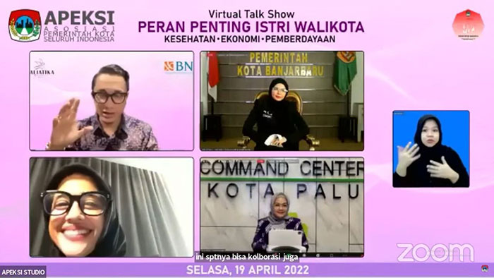 Ketua TP PKK Kota Kediri Ferry Silviana Abu Bakar (kiri bawah) saat mengikuti Virtual Talk Show APEKSI. Foto: Ist 