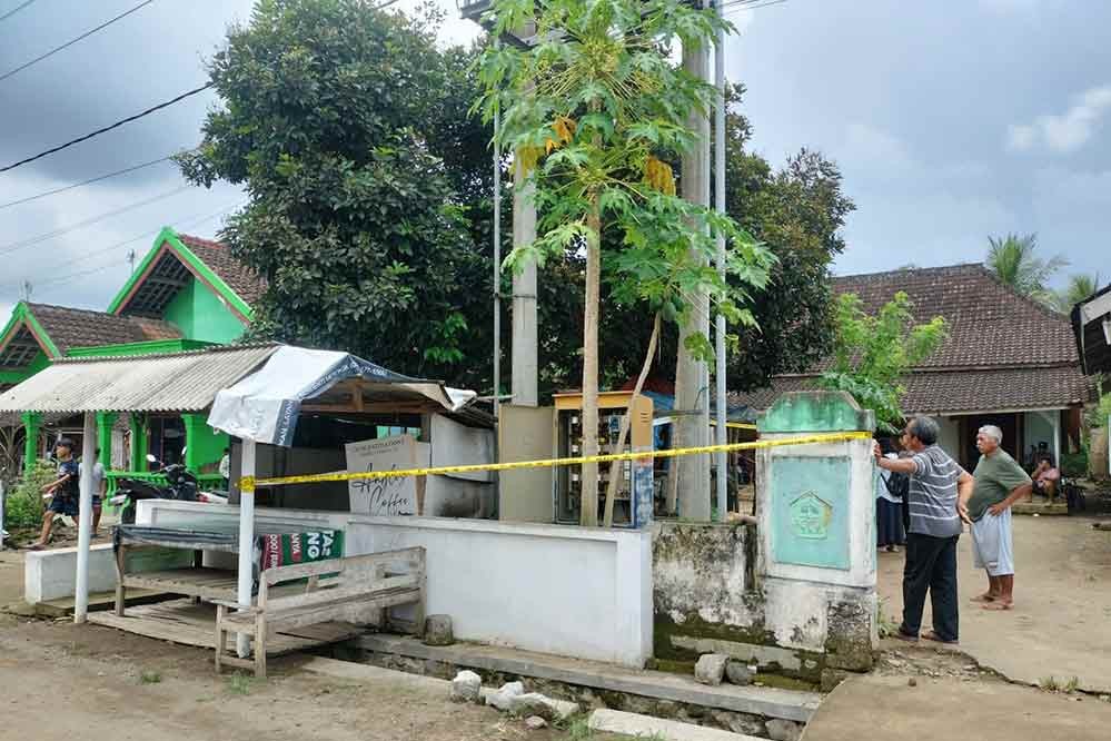 Gardu listrik PLN di Desa Popoh, Kecamatan Selopuro, Kabupaten Blitar.