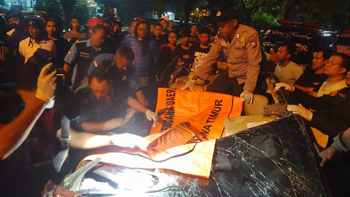 Evakuasi korban kecelakaan maut di Sidoarjo.