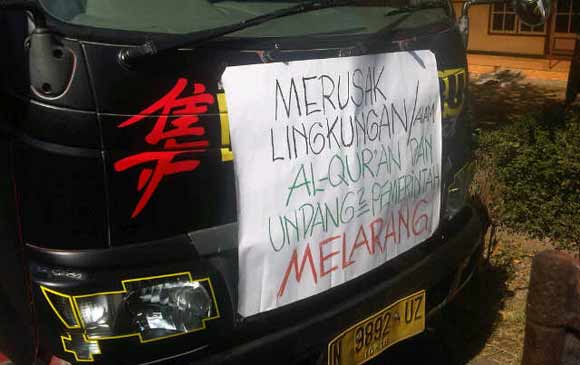 Penempelan poster di truk saat aksi penolakan tambang di Desa Selok Awar-awar, 10 September silam. foto: imron/BANGSAONLINE