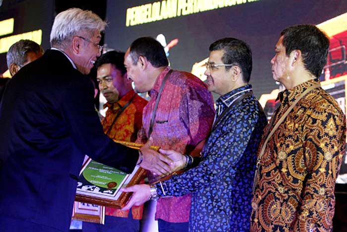 Direktur Jendral Mineral dan Batubara Bambang Gatot Ariyono menyerahkan penghargaan peringkat Emas kepada Direktur Produksi Semen Indonesia Benny Wendry.