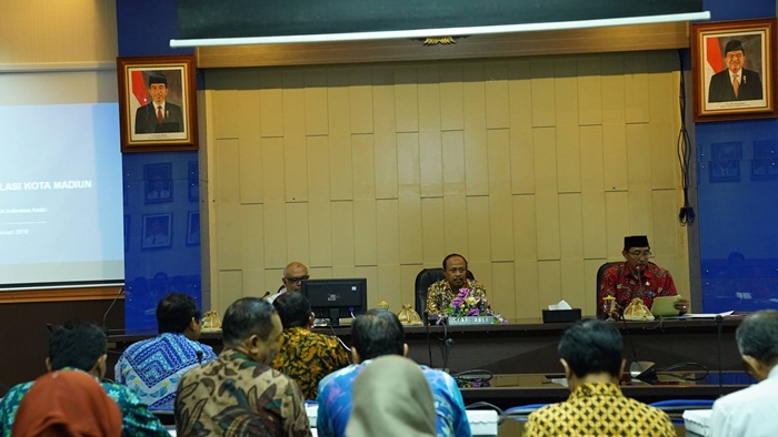 Kepala Perwakilan Bank Indonesia (BI) Kediri Djoko Raharto saat menjadi nara sumber dalam Rapat Koordinasi Perkembangan Inflasi di Ruang 13 Balaikota Madiun, Kamis (1/2). 