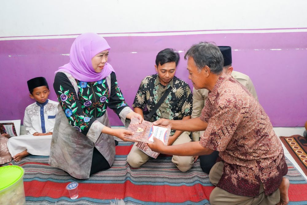 Gubernur Khofifah Takziah dan Serahkan Santunan Keluarga Korban Kecelakaan Bus di Jalur Bromo