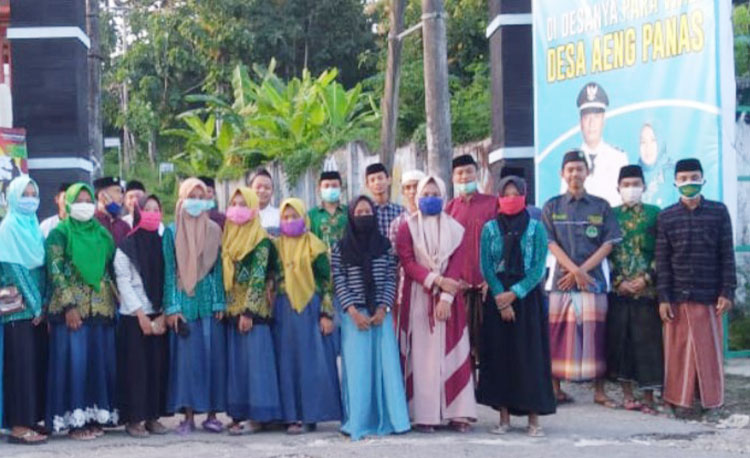 IKAPMII Ganding bersama perwakilan anak yatim usai penyerahan santunan.