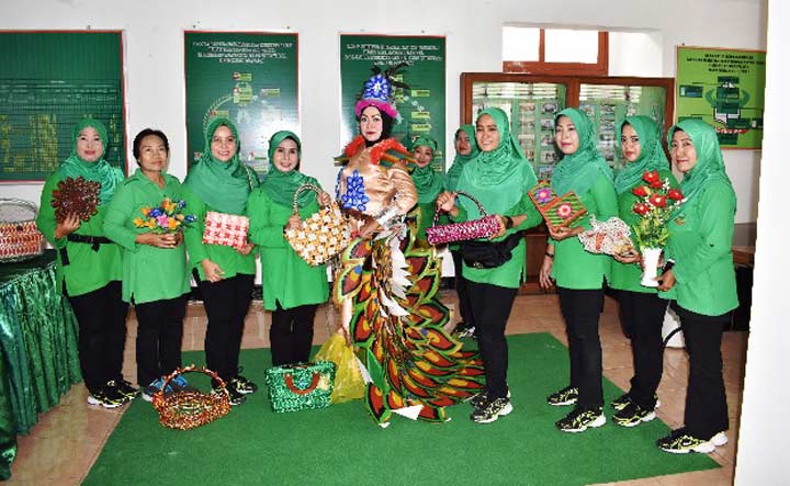 Kreativitas Persit Korem 081/DSJ, Ubah Limbah Plastik-kertas Jadi Kerajinan Bernilai Tinggi