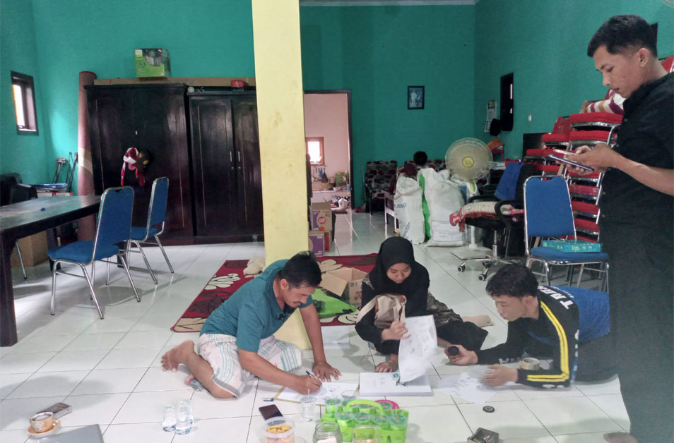 Petugas pendata penerima bantuan BLT sedang melakukan verifikasi faktual di Kecamatan Jatibanteng. 