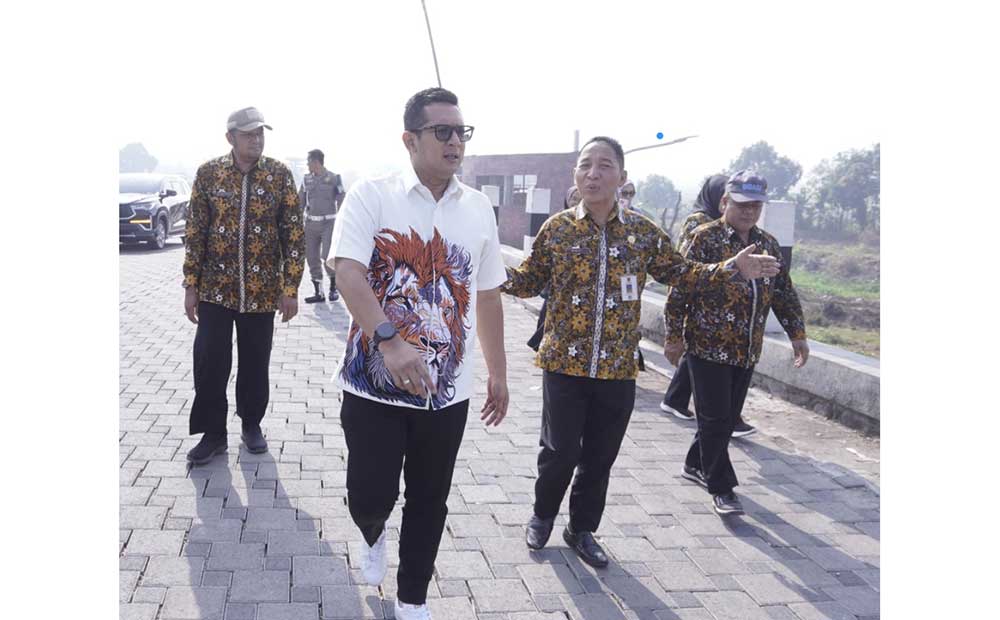 Pj Wali Kota Mojokerto didampingi Kepala DPUPR dan OPD lainnya saat meninjau langsung lokasi Jalan Balongcangkring - Rejoto, Kamis (6/6/2024).