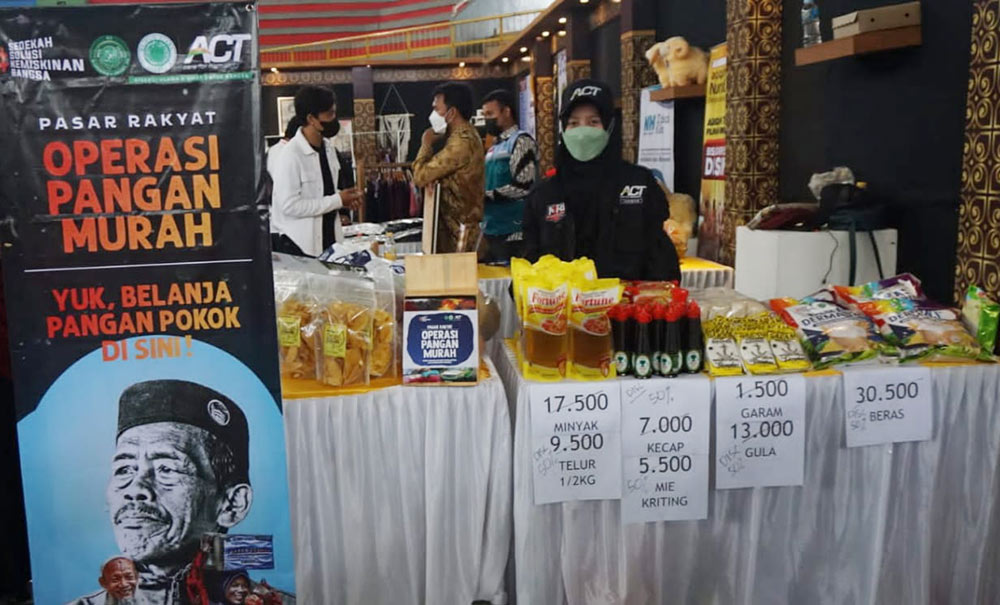 Pangan murah yang dijual oleh ACT Kediri melalui operasi pangan murah di GOR Jayabaya, Kota Kediri. (Foto: Ist)