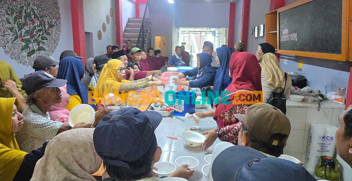 Pengurus DPD PAN Kabupaten Probolinggo saat menggelar kegiatan sosial dengan membagikan 30.000 porsi bakso gratis kepada warga yang melintas di Jalan Raya Panglima Sudirman. Foto: ANDI SIRAJUDIN/BANGSAONLINE