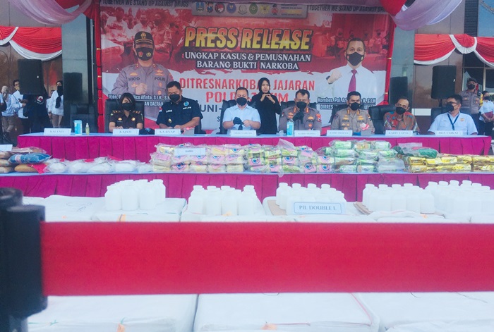 Polda Jatim Musnahkan Ratusan Kilogram Sabu dan Ganja Jaringan Lokal hingga Internasional