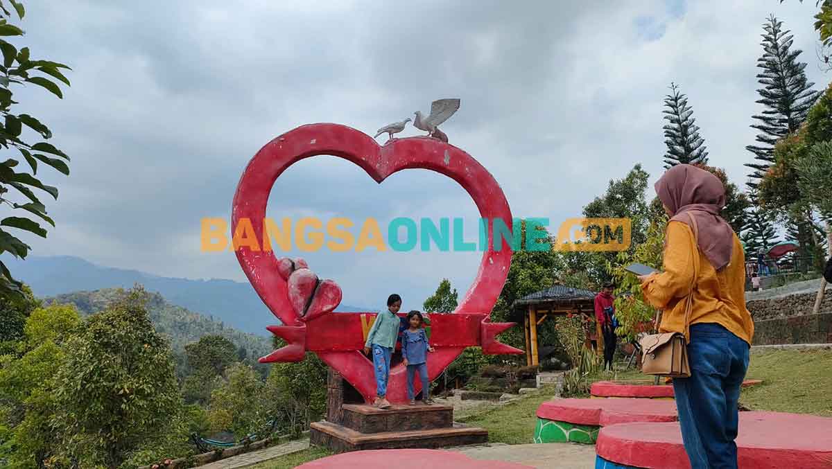 Satu spot foto dengan latar belakang Gunung Welirang. Foto: MUJI HARJITA/BANGSAONLINE