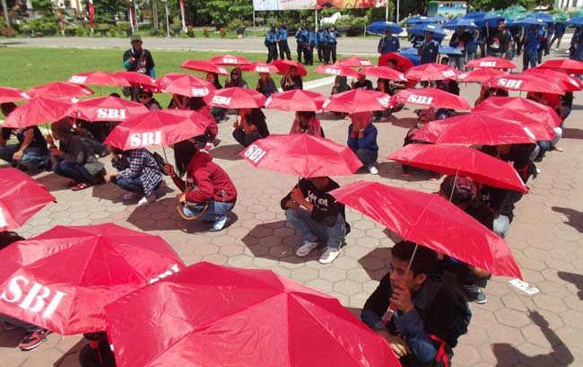Peringati May Day, Buruh Sidoarjo Gelar Parade Seribu Payung