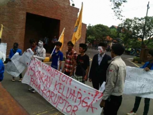 Aksi PMII Mojokerto saat orasi didepan kantor Pemkab Mojokerto. Foto: Ahmad Gunadhi / Harian Bangsa