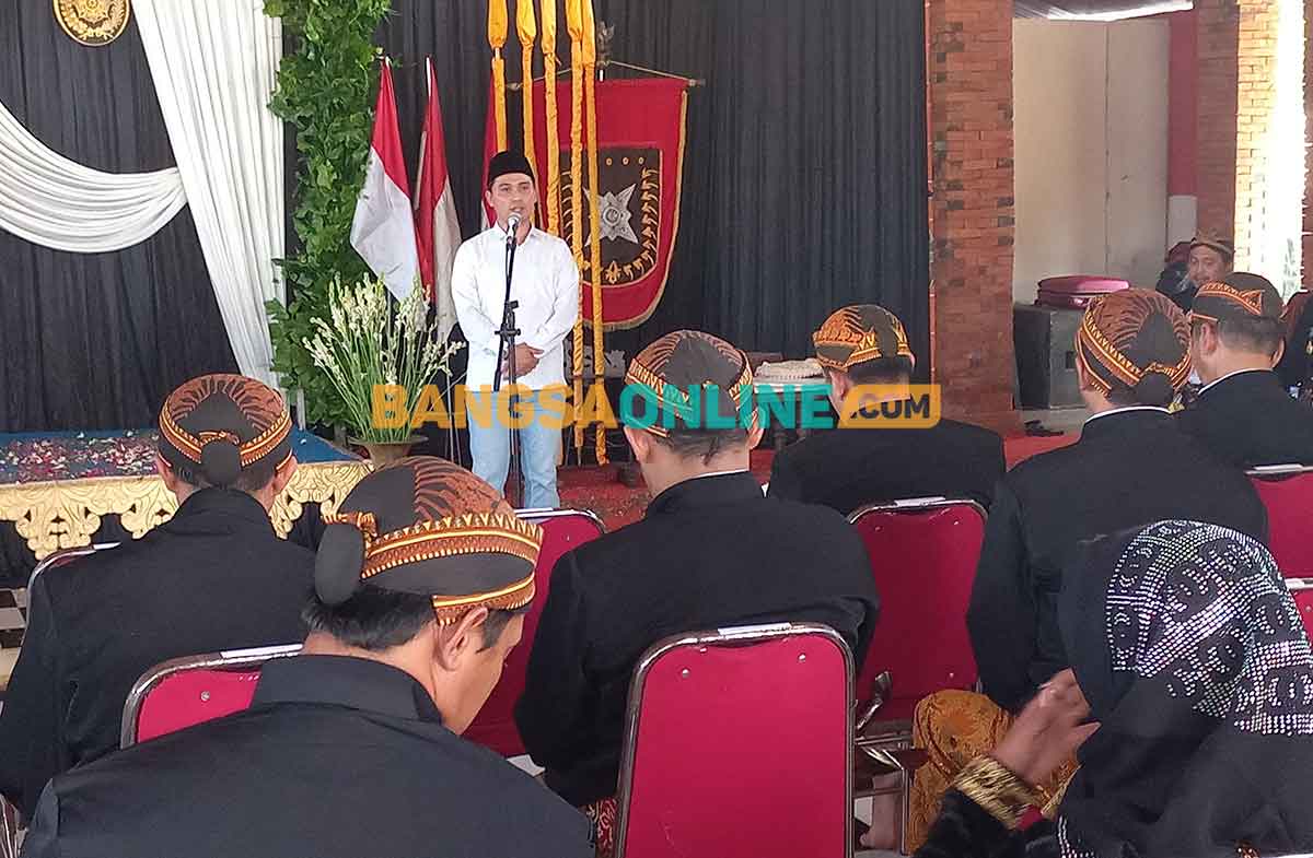 Wakil Bupati Mojokerto, Muhammad Al Barra atau yang akrab disapa Gus Barra, saat memberi sambutan dalam Wisuda 100 Abdi Dalem Keraton Kasunanan Surakarta di Padepokan Tlasih. Foto: ROCHMAT SAIFUL ARIS/BANGSAONLINE